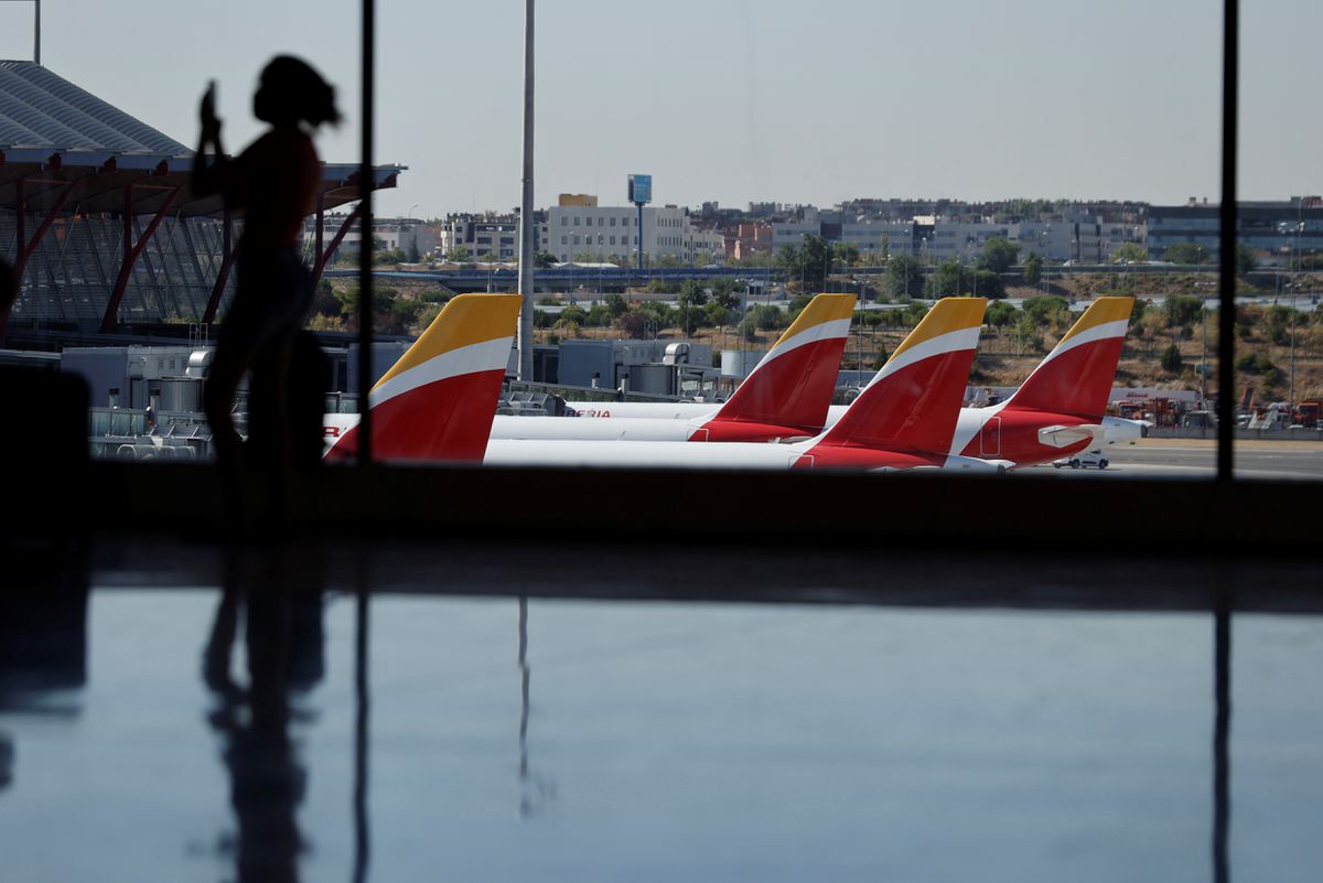 Los vuelos domésticos de Iberia aportan 130 millones al PIB y generan 1.852 empleos por cada millón de pasajeros, según la aerolínea | Economía