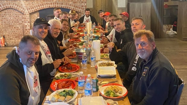 Los habitantes de Nueva Escocia organizan una cena con langosta para un bombero estadounidense que celebra su 60 cumpleaños