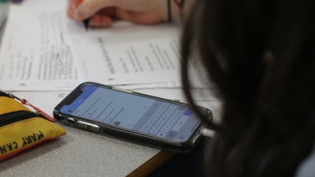 Las escuelas canadienses están experimentando con prohibiciones de teléfonos celulares, pero algunos padres dicen que los dispositivos son salvavidas